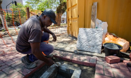 VR: Alameda da Praça Pandiá Calógeras começa a receber novo calçamento